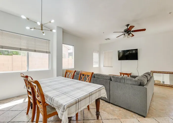 3 Mi To Santan Village: W/ Covered Patio Holiday home